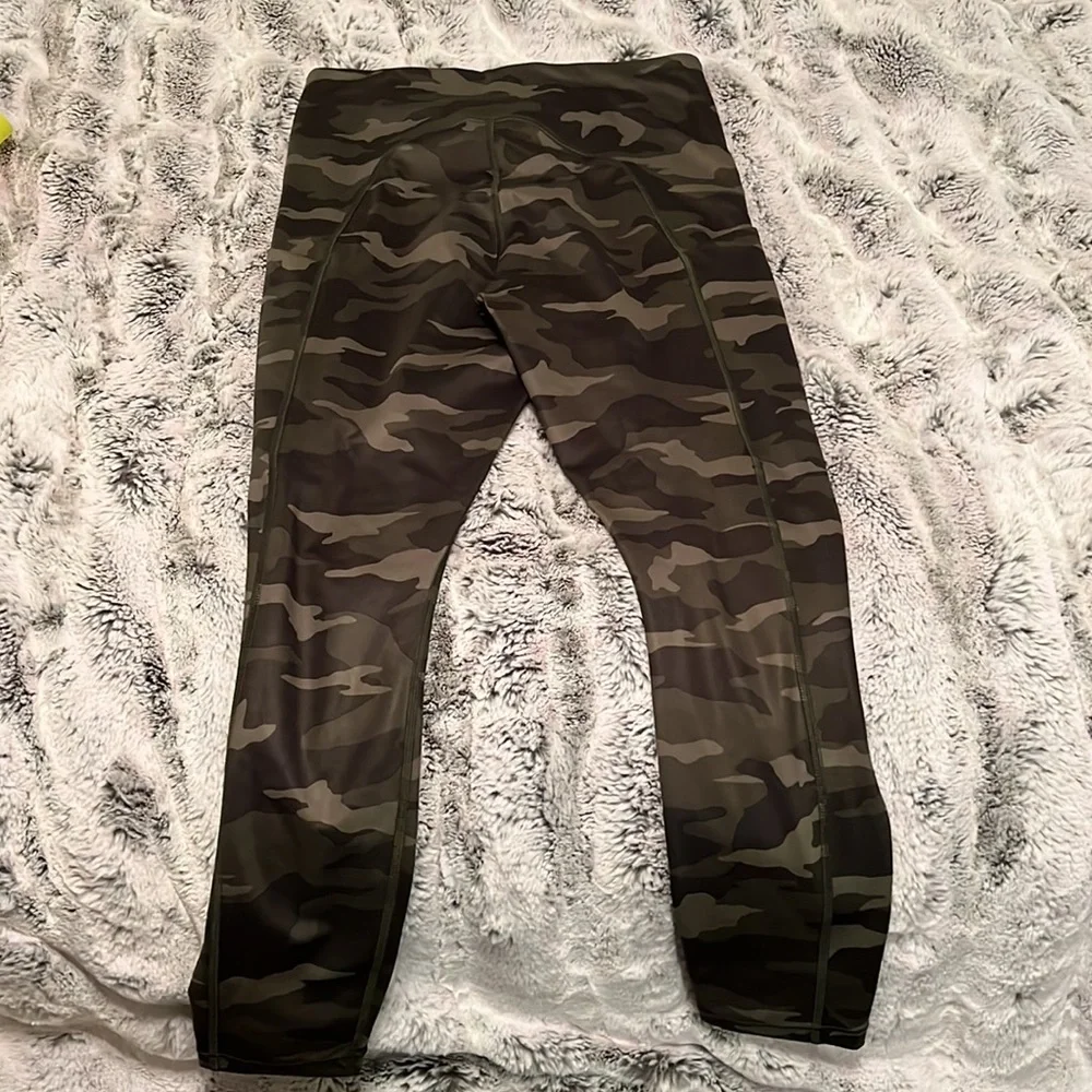 Athleta 7/8 ultimate camo tight - Picture 4 of 6